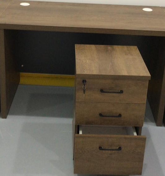 طاولة مكتب مقاس 120×60