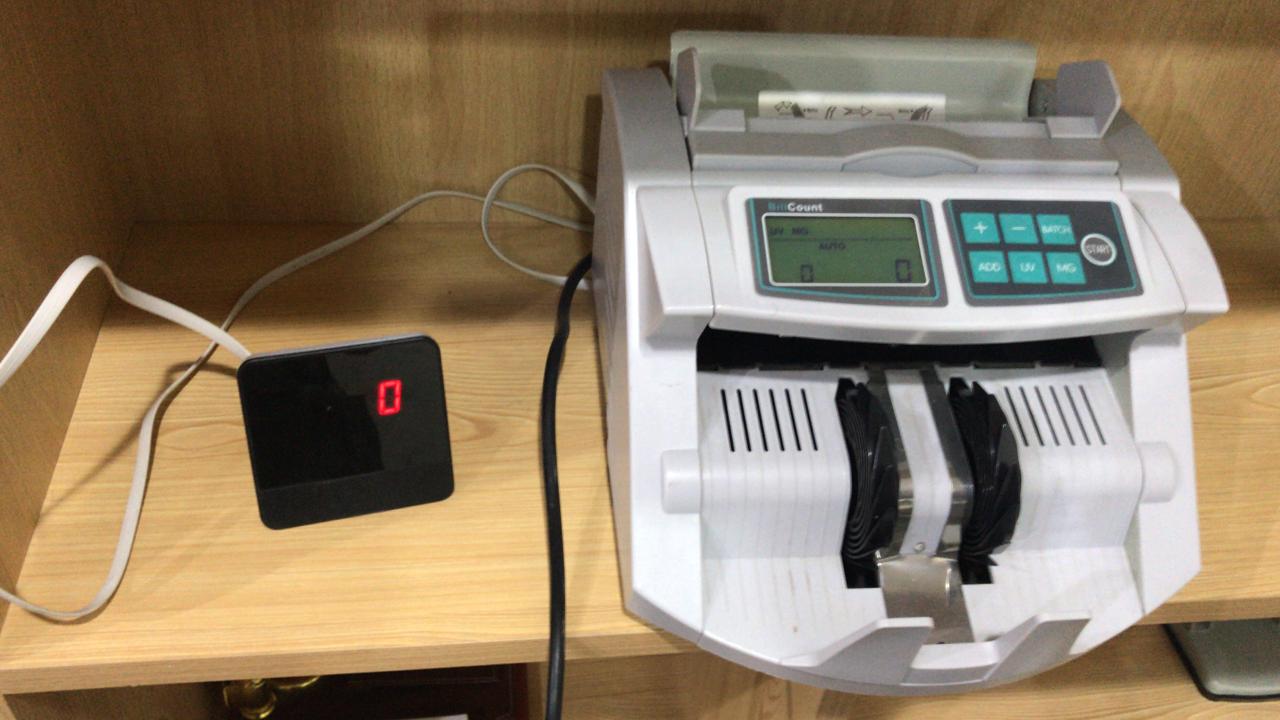 ماكينة عد نقود مع كاشف عملة