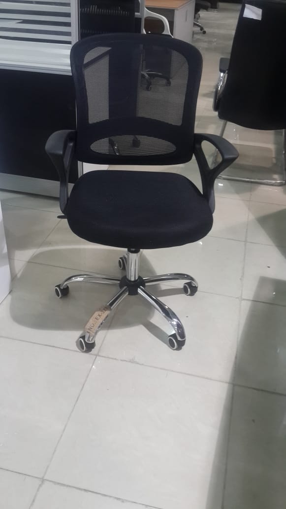 كرسي دوار قصير شبك لون لون اسود